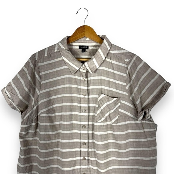Torrid Textured Woven Button-Front Pocket Camp Shirt, Tan Stripe, Size 1/1X - Picture 4 of 14
